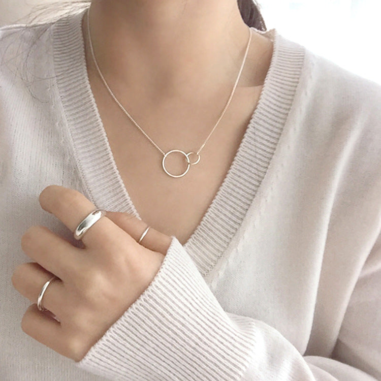 Moderne, elegante doppelte Schleifen-Halskette aus 925 Sterling Silber von silverbene, detailreiche Schmuckstückaufnahme