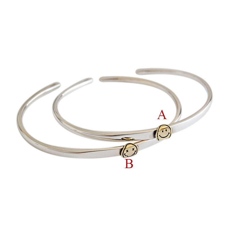 Smile Gesicht Bangle aus 925 Sterlingsilber von silverbene, offen präsentiert mit klaren Details und elegantem Design.