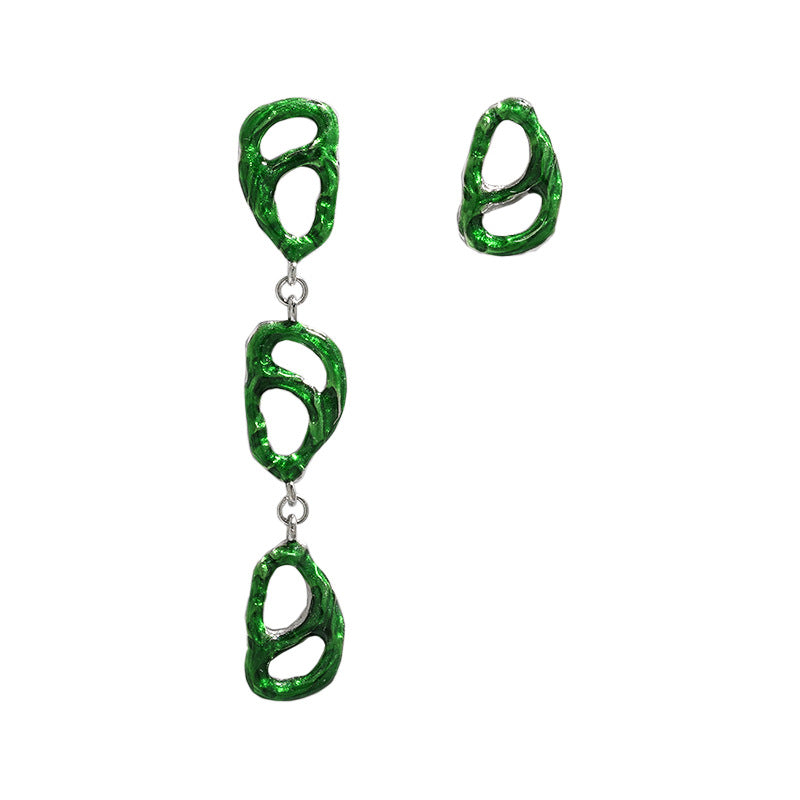 Grüne asymmetrische Spiralohrringe aus 925 Sterlingsilber von silverbene, elegant und modern im Design.