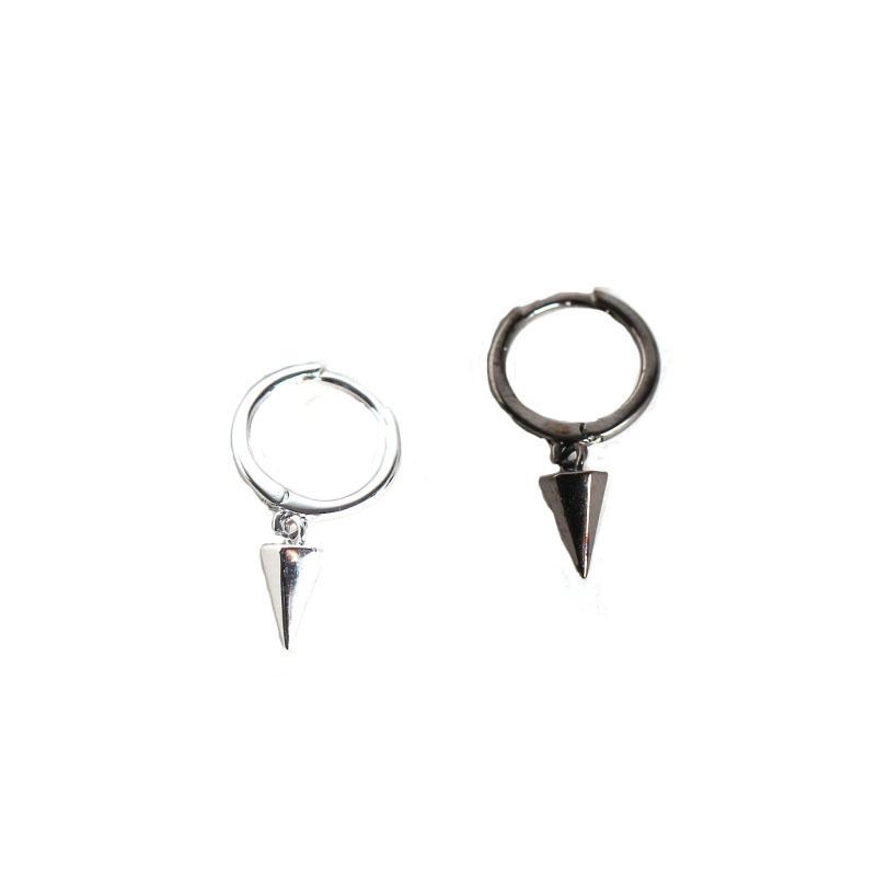 Minimalistische silberne Conus-Gehänge aus 925 Sterling Silber von silverbene, detailreiche geometrische Ohrringe.