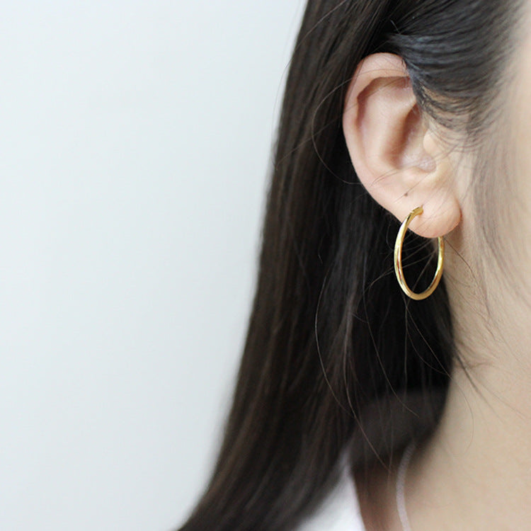 Vergoldete Huggie Hoops aus 925er Silber – Gelbgold Minimalistisch