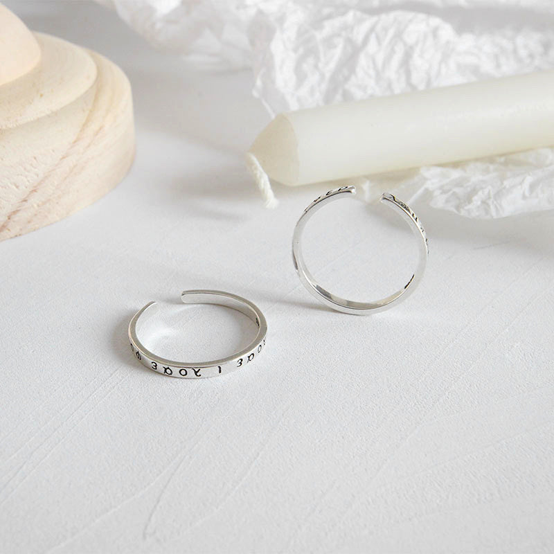 Griechisches Alphabet Ring aus 925 Sterlingsilber, verstellbar, mit filigranem Design und glänzender Oberfläche.
