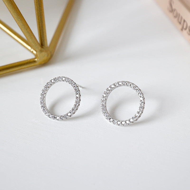 Hohle geometrische CZ Circle Ohrstecker aus 925 Sterling Silber von silverbene, elegant und stilvoll für Damen.