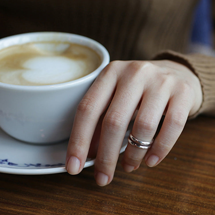 Verstellbarer Doppelschicht-Ring aus 925 Sterling Silber von silverbene, schlicht und modern, mit glatter Oberfläche.