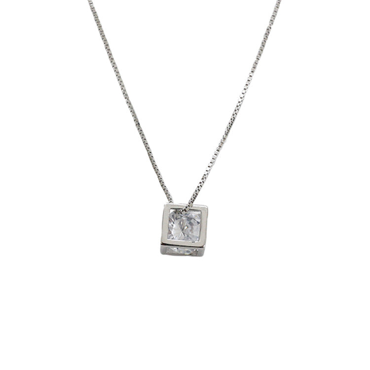 Elegante Silverbene CZ Magic Cube Halskette aus 925 Sterling Silber mit geometrischem Design, elegant und modern.
