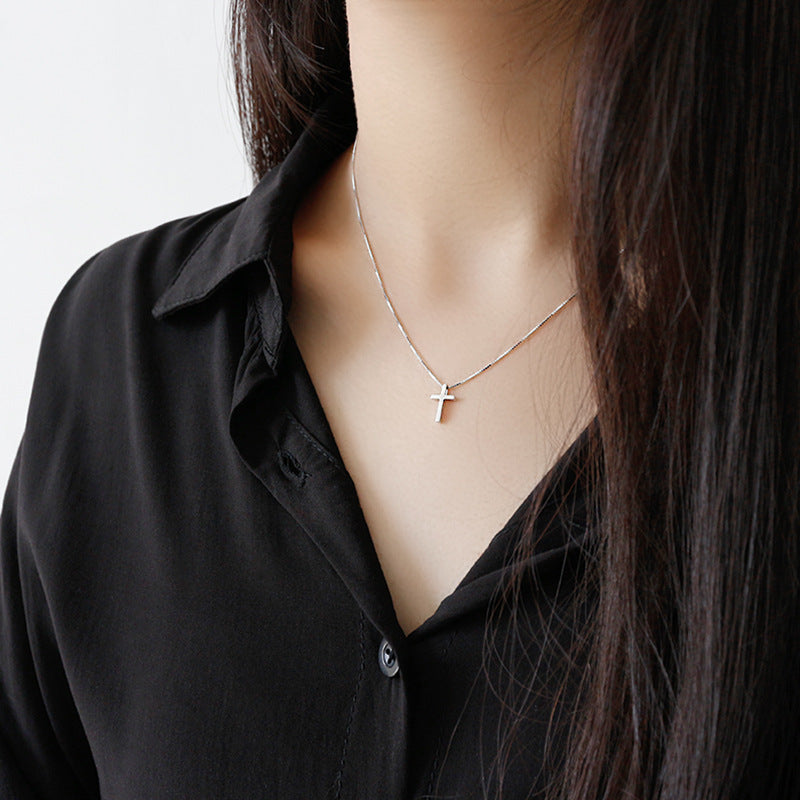 Kreuz Halskette aus 925 Sterling Silber von silverbene, klassisch und elegant, liegt locker um den Hals, ideal für casual und stilvolle Looks