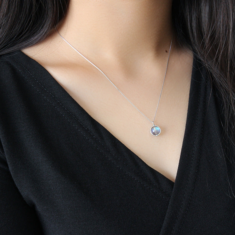 Elegante feminine Mondstein Halskette aus 925 Sterling Silber mit rundem Edelstein, von silverbene.
