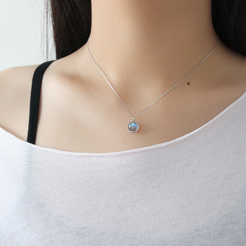 Elegante feminine Mondstein Halskette aus 925 Sterling Silber, rund geformt, von silverbene, auf weißem Hintergrund.