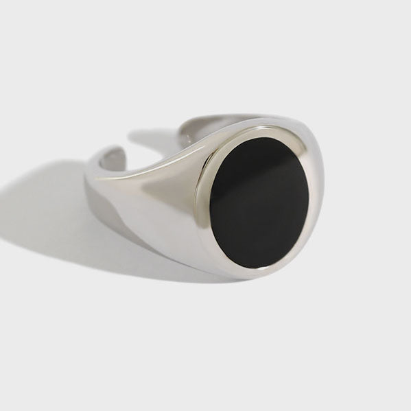 Moderner schwarzer Epoxy-Ring aus 925 Sterling Silber, verstellbar, rund, von silverbene, detailreiche Schmuckaufnahme