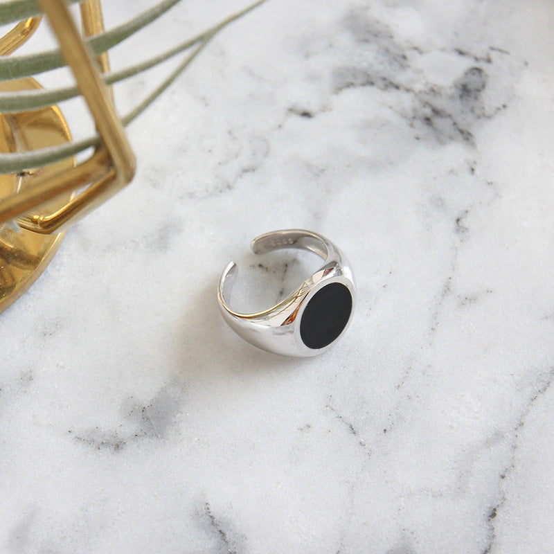 Moderner schwarzer Epoxy-Ring aus 925 Sterling Silber, verstellbar und elegant, von silverbene.