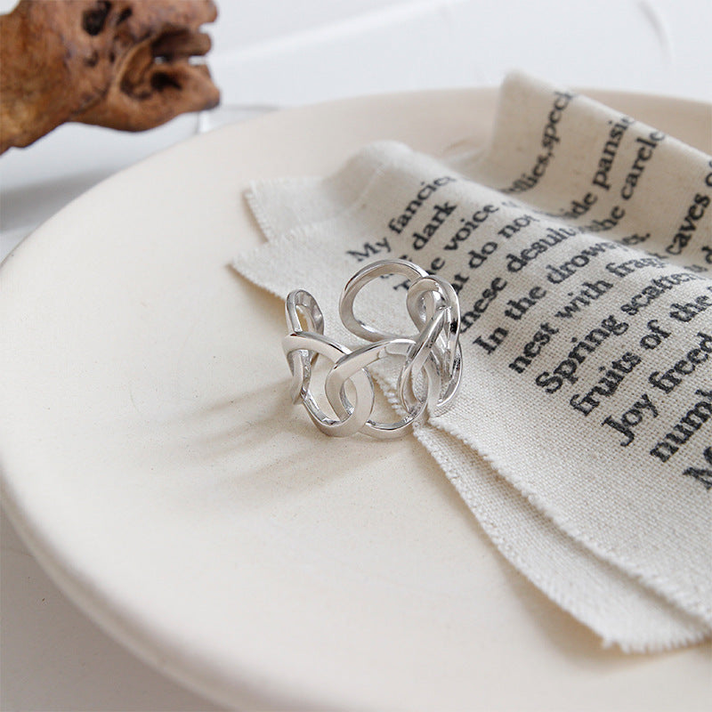 Breiter Hollow Chain Ring aus 925 Sterling Silber von silverbene, modern, verstellbar und elegant auf dem Bild sichtbar.