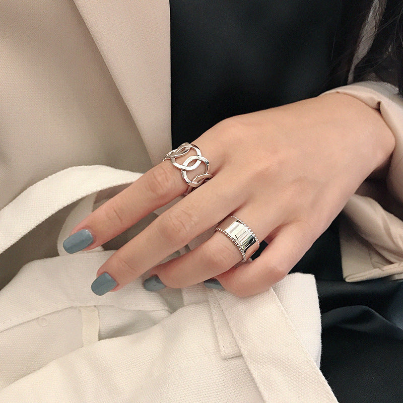 Breiter Hollow Chain Ring aus 925 Sterling Silber von silverbene, modern und verstellbar, sichtbar auf dem Bild.