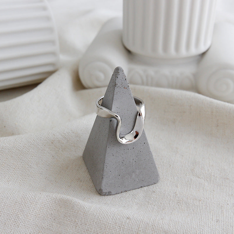 Verstellbarer Twisted U Ring aus 925 Sterling Silber von silverbene, minimalistisches Design, auf dem Bild sichtbar.