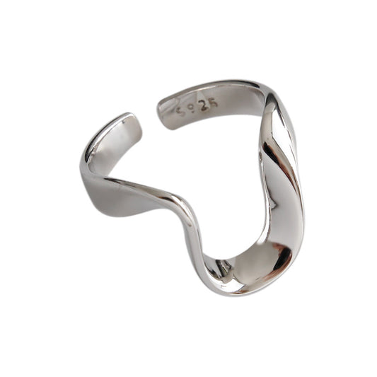 Verstellbarer minimalistischer Twisted U Ring aus 925 Sterling Silber von silverbene, Details des geschwungenen Designs sichtbar