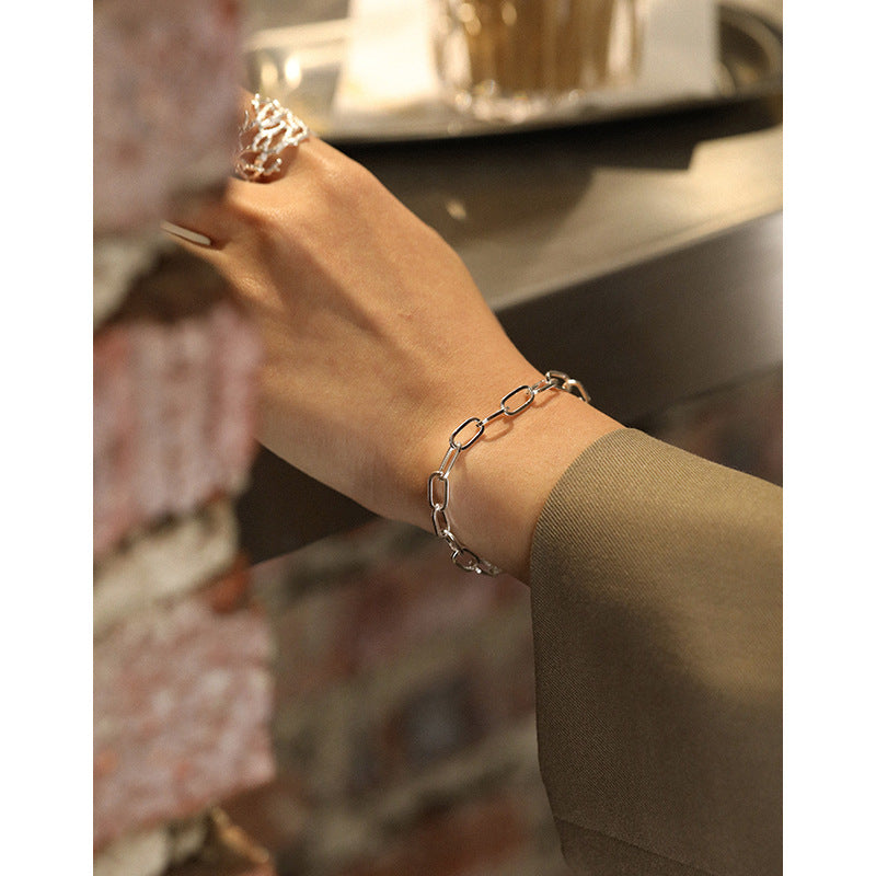 Hollow chain armband in 925 sterling silver, showcasing a modern minimalist design with a sleek, shiny finish.