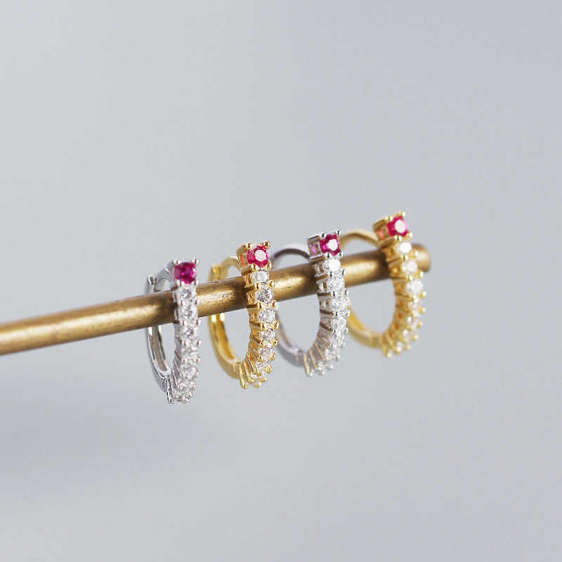 Einfache silberne Ohrhänger aus 925er Sterlingsilber mit pinken Zirkonia-Linien im kreisförmigen Design