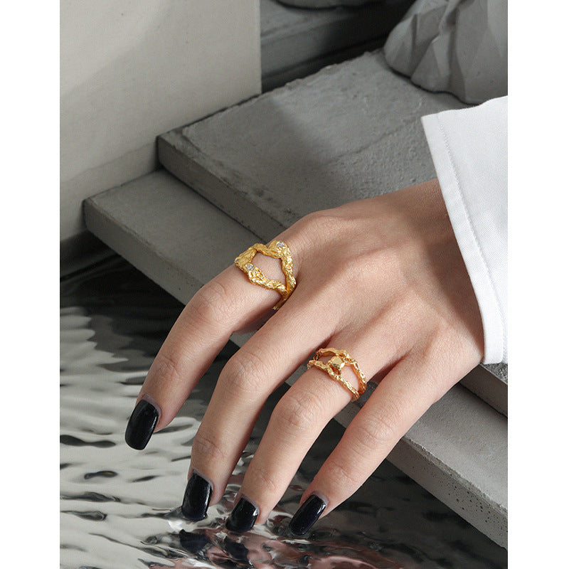 Verstellbarer unregelmäßiger Rings aus 925 Sterling Silber von silverbene, modernes Design, close-up Ansicht des Rings.