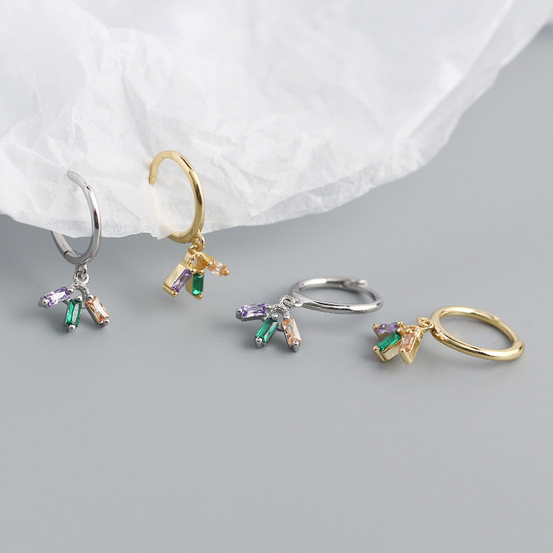 Bunte CZ-Blumen Ohrringe aus 925er Sterling Silber, silverbene Modeschmuck, kreisförmige Huggie-Ohrringe mit bunten Blumen.