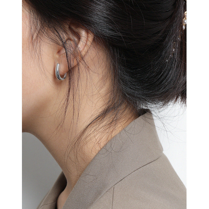 Modern geometrische U-Form Hoop Ohrringe aus 925 Sterling Silber von silverbene, stilvoll und elegant.