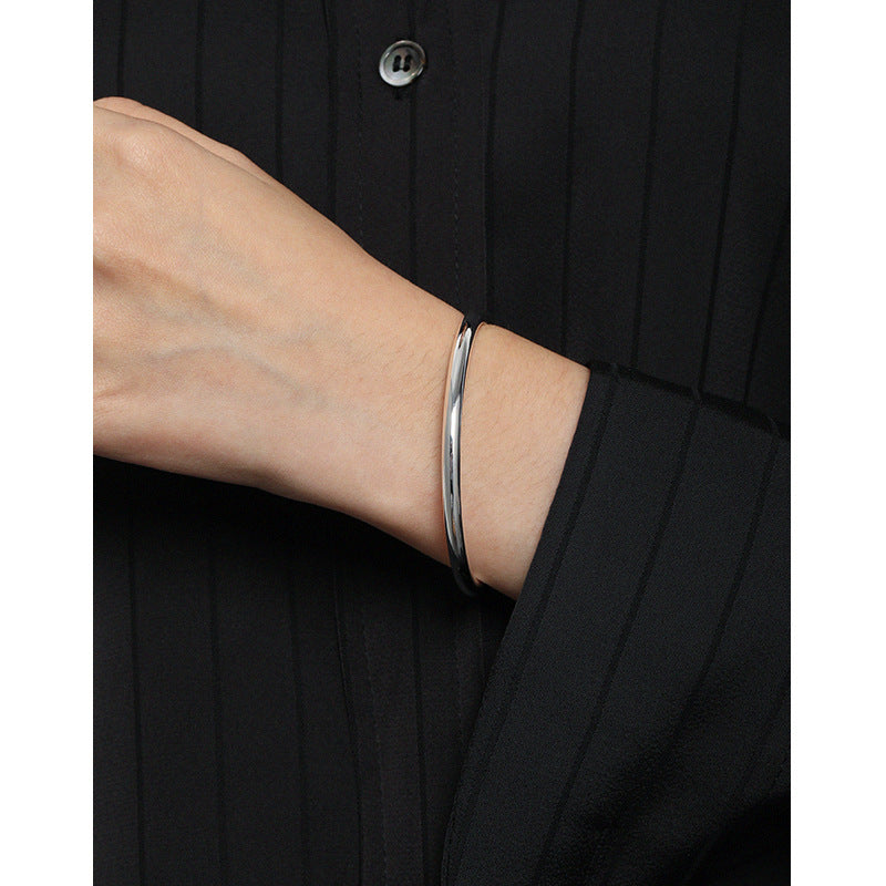 Silberarmreif S990, 4,2 mm breit, minimalistisch, elegant, massives modernes Design von silverbene sichtbar.