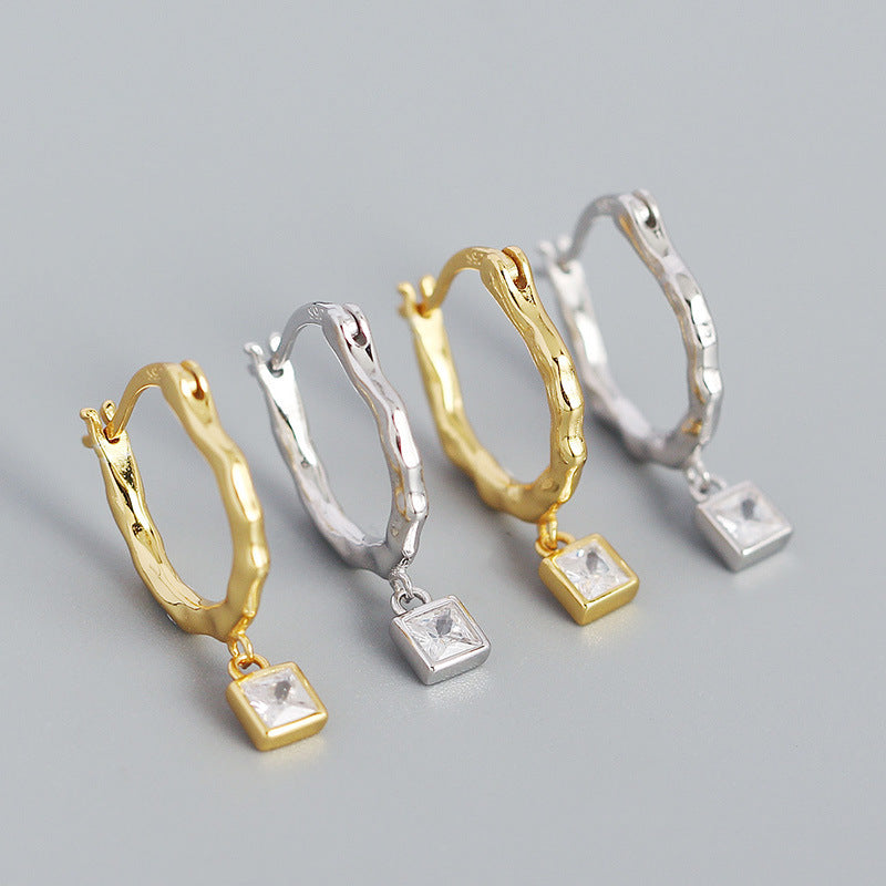 Unregelmäßige CZ-Quadrat-Form Silberschmuck Creolen aus 925 Sterling Silber, von silverbene, mit geometrischem Design.