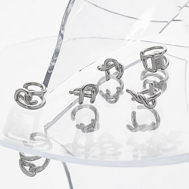 Linien Kreuz Ohrclip aus 925 Sterlingsilber von silverbene, ohne Ohrloch, elegant und stilvoll in der Darstellung.
