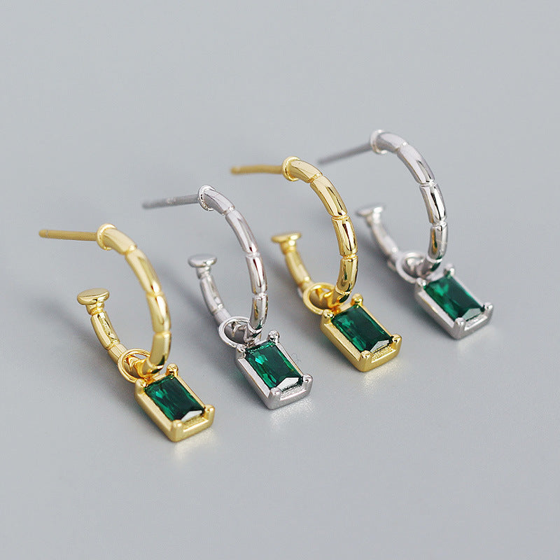 Elegante silberne Creolen mit rechteckigen grünen CZ-Steinen aus 925er Sterling Silber, von silverbene.