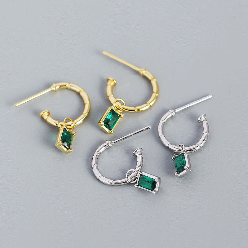 Elegante silverbene geometrische grüne CZ Rechteck Creolen aus 925 Sterling Silber, detailreiche Ohrringe.