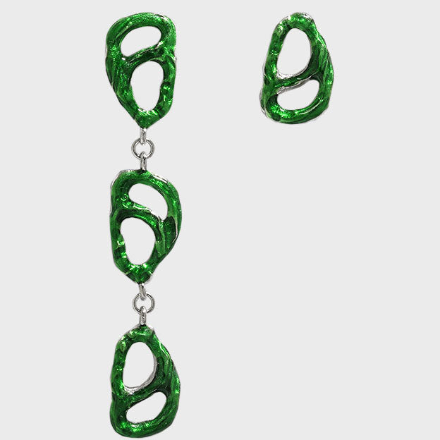 Grüne asymmetrische Spiral Ohrringe aus 925 Sterlingsilber von silverbene, elegant und modern im Design.