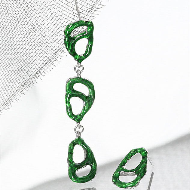 Grüne asymmetrische Spiral Ohrringe aus 925 Sterlingsilber von silverbene, elegant und modern im Design.