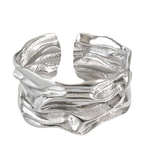Twisted Circle Huggie Ohrringe aus 925 Sterling Silber, casual und elegant, von silverbene, sichtbare Huggie-Ohrringe.