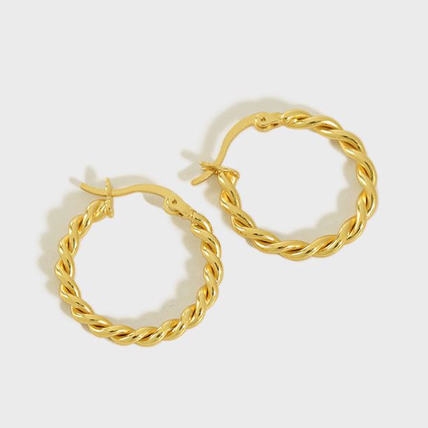 Silverbene Twisted Circle Huggie Ohrringe aus 925 Sterling Silber, casual und elegant, sichtbar an den Ohren getragen