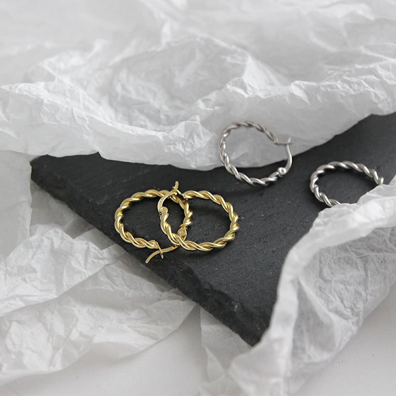 Elegante silberne Twisted Circle Huggie Ohrringe aus 925 Sterling Silber, casual und stilvoll, von silverbene
