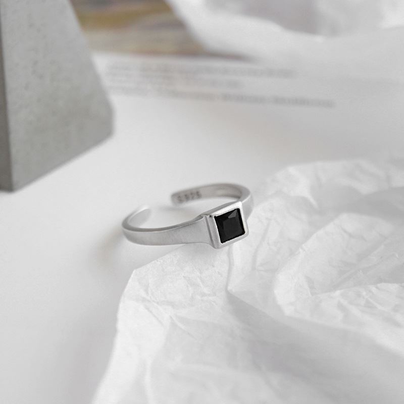 Eleganter silberner Ring mit schwarzen CZ-Steinen, quadratische Form, verstellbar, 925 Sterling Silber von silverbene