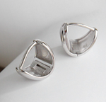 Lade das Bild in den Galerie-Viewer, Simple Geometric Triangle 925 Sterling Silver Leverback Earrings
