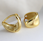 Lade das Bild in den Galerie-Viewer, Simple Geometric Triangle 925 Sterling Silver Leverback Earrings
