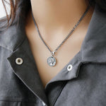 Lade das Bild in den Galerie-Viewer, Vintage Lip Portrait Coin 925 Sterling Silver Pendant
