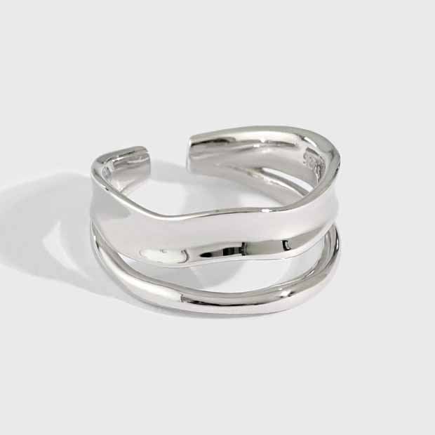 Doppelschicht Linien Ring aus 925 Sterlingsilber, verstellbar, mit eleganten Linien in einem modernen Design.