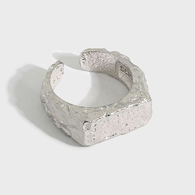 Unregelmäßig geformter Sterling-Silber-Ring von silverbene, verstellbar, mit geometrischem Design, glänzend und modern.