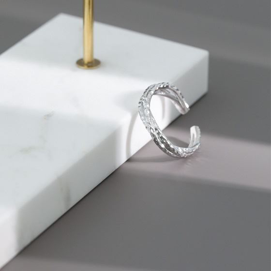 Verstellbarer Kreuzverwebung Ring aus 925 Sterlingsilber von silverbene, glänzende Oberfläche und elegantes Design.