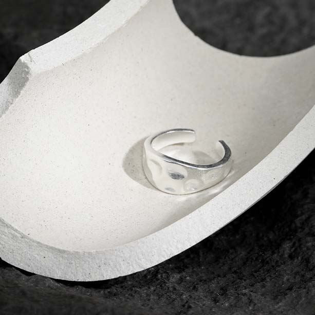 breiter minimalistischer ring aus 925 sterlingsilber verstellbar irregulaeres design silberschmuck