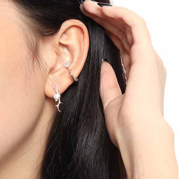 Herz CZ Ohrclip aus 925 Sterlingsilber von silverbene, zeigt funkelnden Zirkonia und elegantes Design.