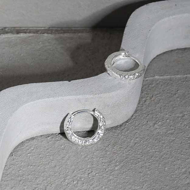 Mini Irreguläre Circle Huggie Hoop Ohrringe 925 Sterlingsilber