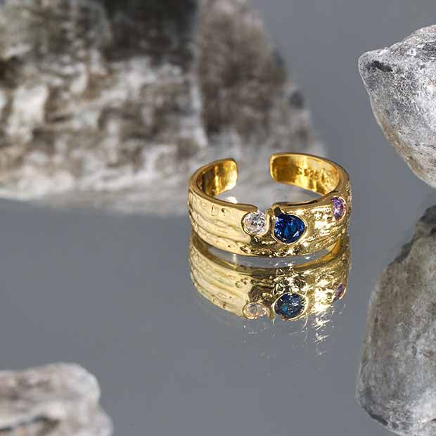 Farbenfroher CZ Ring aus 925 Sterlingsilber von silverbene mit unregelmäßigem Design und bunten Zirkonia-Steinen.