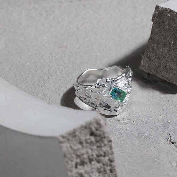 Eleganter grüner CZ-Ring aus 925 Sterling Silber, unregelmäßig gestaltet, verstellbar und von silverbene.