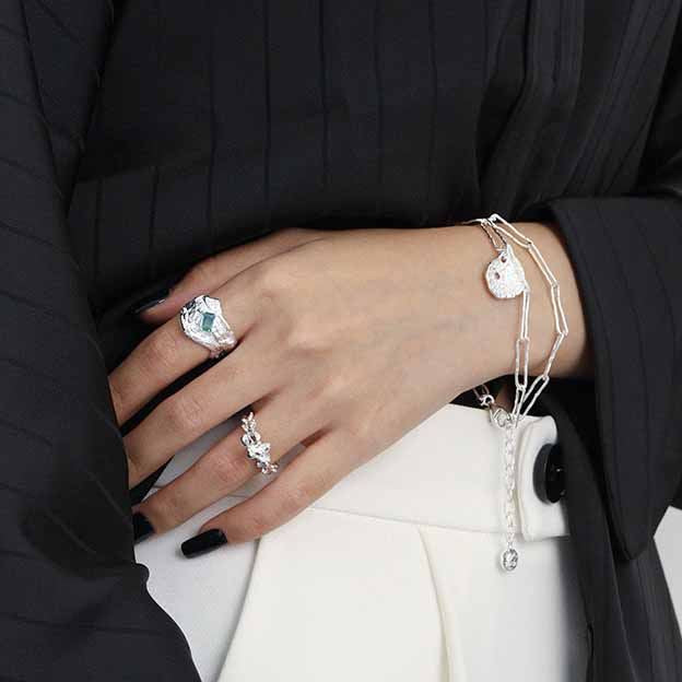 Verstellbarer grüner CZ-Ring aus 925 Sterling Silber von silverbene, elegant und unregelmäßig gestaltet.