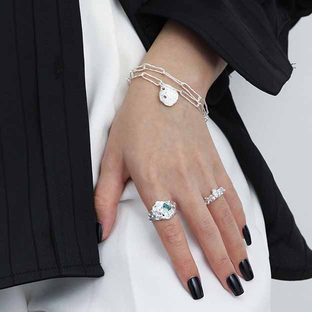 Eleganter grüner CZ-Ring aus 925 Sterling Silber, verstellbar und unregelmäßig gestaltet, von silverbene.