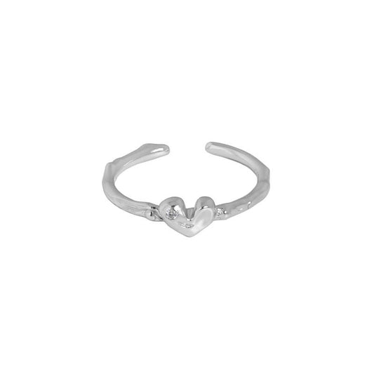Verstellbarer Herzring aus 925 Sterling Silber mit CZ-Steinen von silverbene, detaillierte Ansicht des Schmuckstücks
