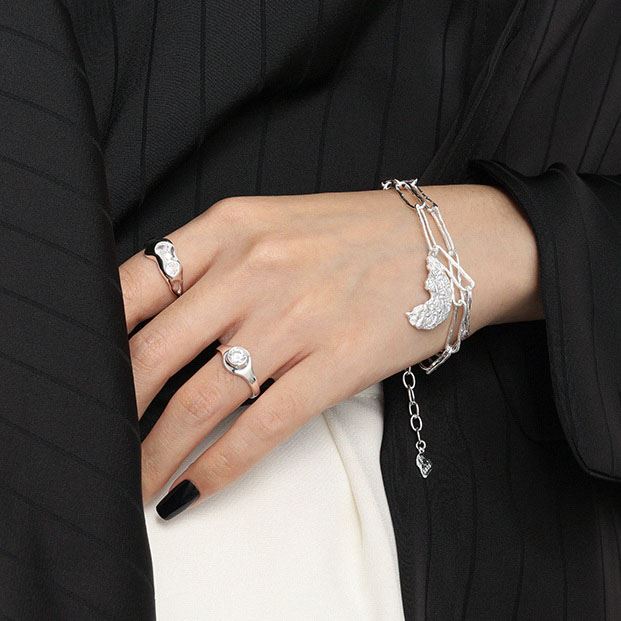 Verstellbarer runder CZ Geometrie-Ring aus 925 Sterling Silber von silverbene, elegantes Schmuckstück für das Büro.