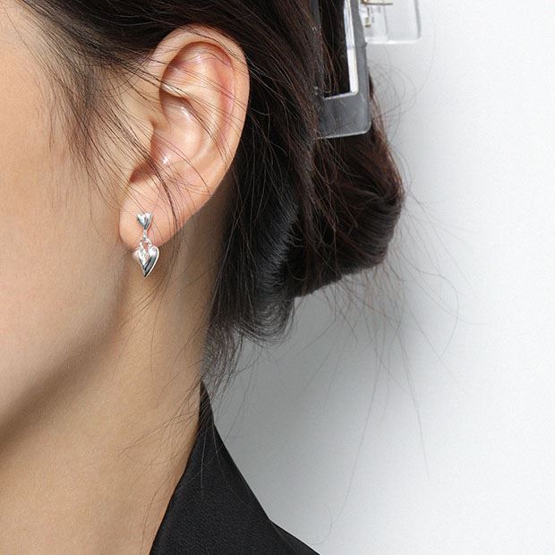 Mini double heart earrings in 925 sterling silver by silverbene, showcasing a romantic design.